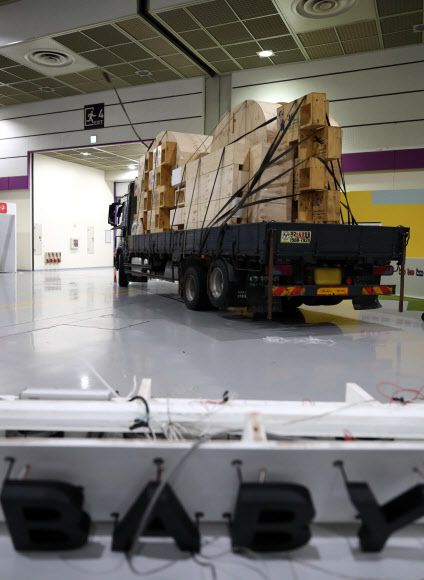 코로나 탓 행사 연기  - 20일 서울 강남구 코엑스에서 개최될 예정이었던 ‘제38회 베이비페어’가 서울과 수도권의 사회적 거리두기 2단계 조치 시행으로 연기됐다. 사진은 철거된 구조물이 트럭에 실린 모습.연합뉴스