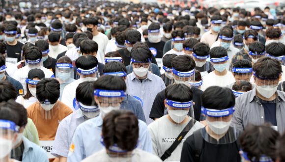 7일 오후 서울 여의도공원 입구에서 대한전공의협의회 관계 학생들이 정부의 의사 정원 확대안에 대해 반대하며 단체행동을 하고 있다. 2020.8.7 연합뉴스