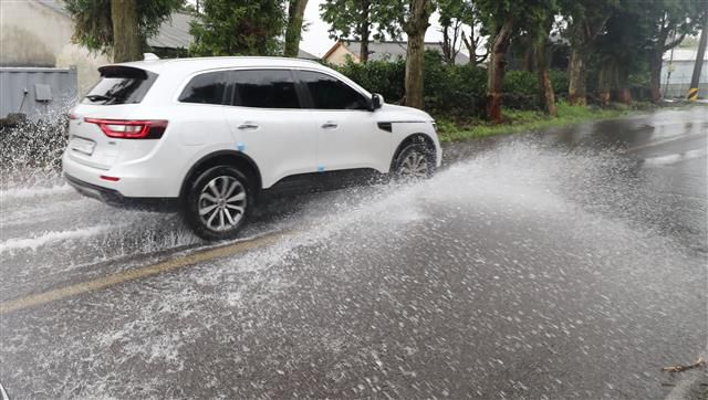 제5호 태풍 장미가 북상 중인 10일 오전 제주 서귀포시 남원읍의 침수된 한 도로를 차량이 물보라를 일으키며 지나가고 있다.태풍 장미는 이날 오전 10시쯤 서귀포 동쪽 약 60㎞ 부근 해상까지 진출하면서 제주에 최근접할 전망이다.2020.8.10뉴스1