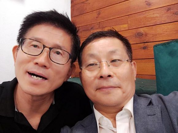 - 광복절 일부 보수단체가 주도한 광화문 집회에 참석했던 차명진 전 의원이 19일 코로나19(신종 코로나바이러스 감염증) 확진 판정을 받았다. 차 전 의원은 국내 유명 정치인이 코로나19에 감염된 첫 사례로, 국회 안팎에선 이번 사태의 여파를 가늠할 수 없다는 불안감이 확산하고 있다. 사진은 차 전 의원이 광복절 광화문 집회에 참석한 김문수 전 지사와 얼굴을 밀착한 채 찍은 ‘인증샷’. 2020.8.19 차명진 전 의원 페이스북 캡처