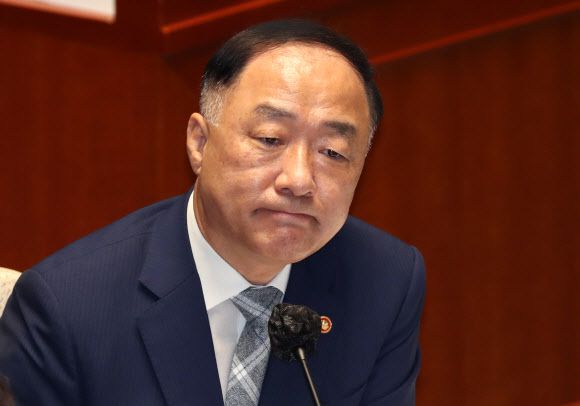 질의듣는 홍남기 경제부총리 - 홍남기 경제부총리가 24일 국회 예산결산특별위원회 전체회의에서 질의를 듣고 있다. 2020.8.24 연합뉴스