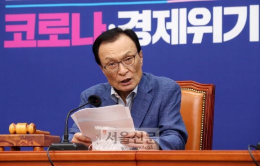 19일 서울 여의도 국회에서 열린 더불어민주당 최고위원회의에서 이해찬 대표가 모두발언을 하고 있다. 2020. 8. 19 오장환 기자5zzang@seoul.co.kr