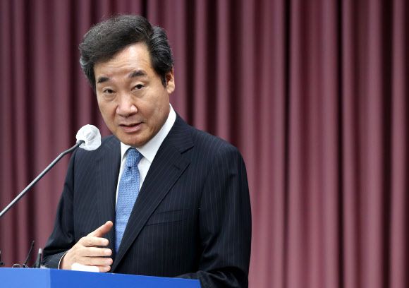 취재진 질문에 답하는 이낙연 의원 - 2020.7.22 연합뉴스