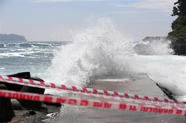 제8호 태풍 ‘바비(BAVI)’가 북상 중인 24일 오후 제주 서귀포항 방파제 인근에 거친 파도가 치고 있다. 제주는 이날 밤부터 태풍 간접영향권에 들 것으로 보인다.2020.8.22뉴스1