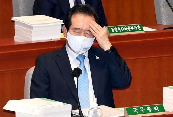 예결위 참석한 정세균 총리 - 정세균 국무총리가 24일 국회 예산결산특별위원회 전체회의에 참석하고 있다.  2020.8.24 연합뉴스