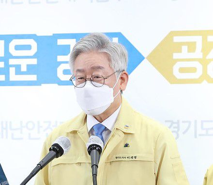 - 이재명 경기지사가 18일 경기도청에서 코로나19 재확산과 관련, 모든 도민의 마스크 착용을 의무화하는 방안을 발표하고 있다.   경기도 제공