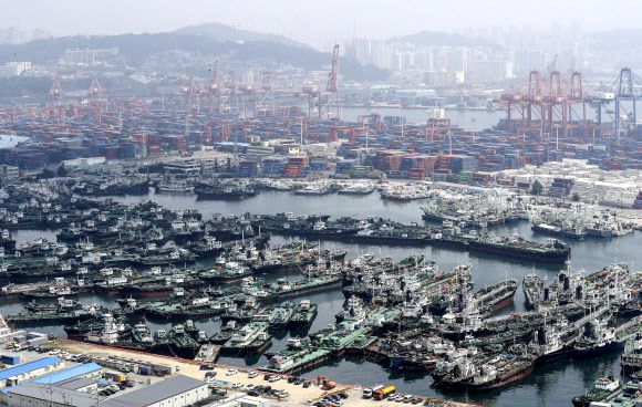 태풍 전야, 부두 가득 메운 선박들 - 강한 바람을 동반한 제8호 태풍 ‘바비’가 북상 중인 25일 오후 부산 동구 부산항 5부두(관공선부두)에 선박이 대피해 있다. 2020.8.25 연합뉴스