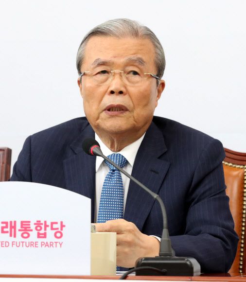 발언하는 김종인 - 미래통합당 김종인 비상대책위원장이 20일 오전 서울 여의도 국회에서 열린 비상대책위원회의에서 발언하고 있다. 2020.8.20 연합뉴스