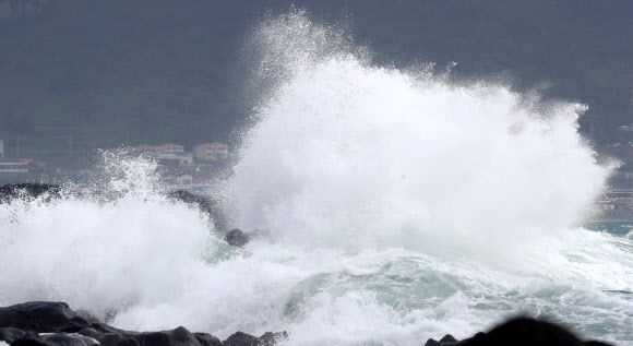 - 제8호 태풍 ‘바비’가 한반도를 향해 북상하는 가운데 25일 오전 제주 서귀포시 안덕면 사계리 해안가에 강한 파도가 몰아치고 있다. 2020.8.25 연합뉴스