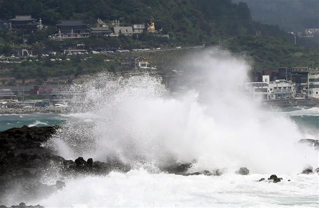 태풍 바비 북상중…제주도 남쪽 먼바다에 ‘태풍 특보’ - 제8호 태풍 ‘바비(BAVI)’가 북상 중인 25일 오전 제주 서귀포시 안덕면 사계리 해안에 높은 파도가 치고 있다.2020.8.25/뉴스1