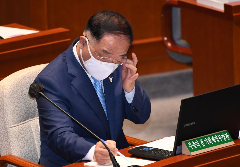 홍남기 경제부총리 겸 기획재정부 장관이 25일 국회에서 열린 예산결산특별위원회 전체회의에 참석하고 있다. 2020.8.25 연합뉴스