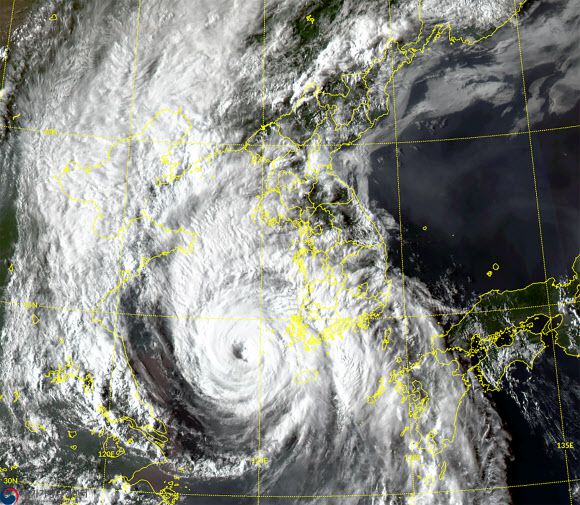 제8호 태풍 ‘바비’, 제주 지나 서해 따라 북상 - 26일 오후 천리안 2A 위성이 찍은 제8호 태풍 ‘바비’의 모습. 바비는 제주를 강타한 뒤 서해를 따라 북상하고 있다. 바비는 태풍의 눈 보일 정도로 매우 강한 세력을 유지하며 이동하며 밤사이 전국에 영향을 미칠 것으로 기상청은 예보했다. 2020.8.26국가기상위성센터 제공