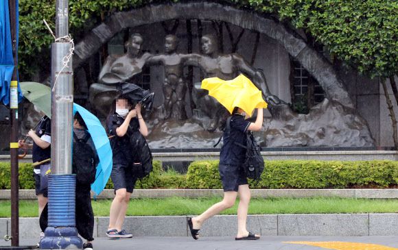 - 제8호 태풍 ‘바비’가 북상하는 26일 오후 전남 목포시 목포역 앞 거리에서 태풍이 다가오자 비와 바람이 더욱 거세지고 있다. 2020.8.26 연합뉴스
