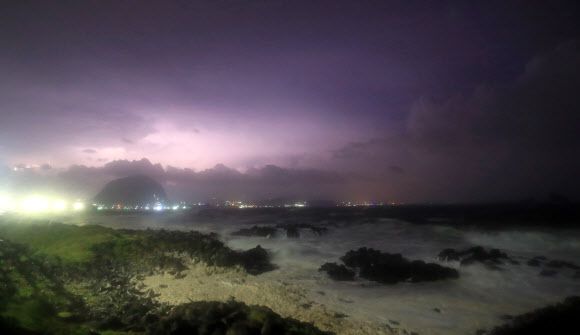 - 제주도가 제8호 태풍 ‘바비’의 직접 영향권에 들어간 26일 새벽 제주 서귀포시 안덕면 사계리 일대에 낙뢰가 떨어지고 있다. 2020.8.26 연합뉴스