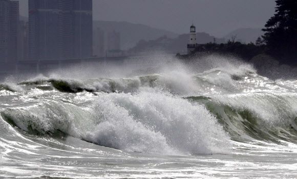 부산도 태풍 영향권 - 26일 부산 해운대해수욕장에서 제8호 태풍 ‘바비’가 몰고 온 거대한 파도가 해변을 덮치고 있다. 2020.8.26 연합뉴스