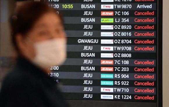 제8호 태풍 ‘바비’가 한반도로 접근하고 있는 26일 서울 강서구 김포공항 국내선 입국장 전광판에 제주도를 비롯한 국내선 항공편의 결항을 알리는 문구가 나타나고 있다.2020. 8. 26 박윤슬 기자 seul@seoul.co.kr