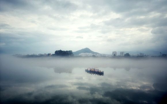 13일 오전 강원 춘천시 의암호 일원에 물안개가 짙게 내리깔려 있다. 2020.8.13 연합뉴스