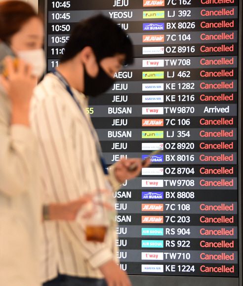 전국 곳곳 항공편 결항 - 제8호 태풍 ‘바비’가 한반도로 접근하고 있는 26일 오전 서울 김포공항 국내선 입국장 전광판에 제주도를 비롯한 국내선 항공편의 결항을 알리는 문구가 띄워져 있다. 이날 제주에서 출발하는 모든 노선의 항공편 448편이 취소되는 등 전국 곳곳에서 항공편이 결항됐다.박윤슬 기자 seul@seoul.co.kr