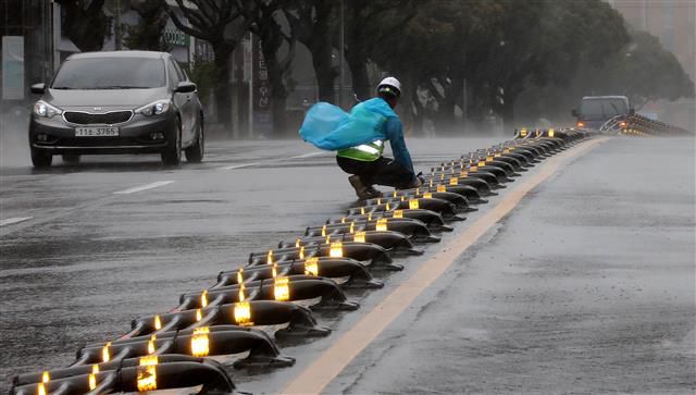 엿가락처럼 휜 ‘도로 분리대’  - 제8호 태풍 ‘바비’가 제주를 강타한 26일 도로 보수원이 엿가락처럼 휘어진 제주 노형동 도로의 중앙분리대를 정비하고 있다. 태풍의 직접적인 영향을 받은 제주에는 300㎜가 넘는 폭우가 내리고 최대 순간 풍속 36m 이상 강풍이 불어 크고 작은 피해가 속출했다. 기상청은 바비가 이날 오후 8시 전남 흑산도를 거쳐 27일 오전 4~5시쯤 서울에 가장 가까워졌다가 오전 6시쯤 북한 황해도에 상륙할 것으로 내다봤다.제주 뉴스1