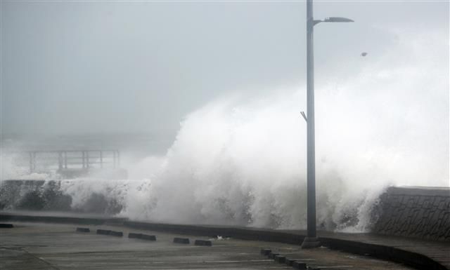 제8호 태풍 ‘바비(BAVI)’가 북상 중인 26일 오후 제주시 한경면 고산리 인근 해안에서 거친 파도가 방파제를 넘고 있다.2020.8.26뉴스1