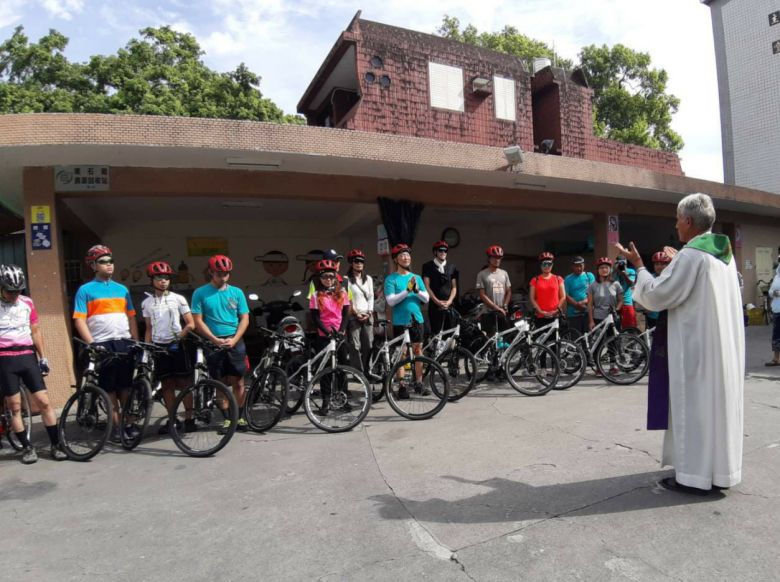 화롄지역 카톨릭 교회의 이브 모알 신부의 설명을 듣는 JK(Joseph Kuosac) 투어팀.사진=Joseph Kuosac 제공