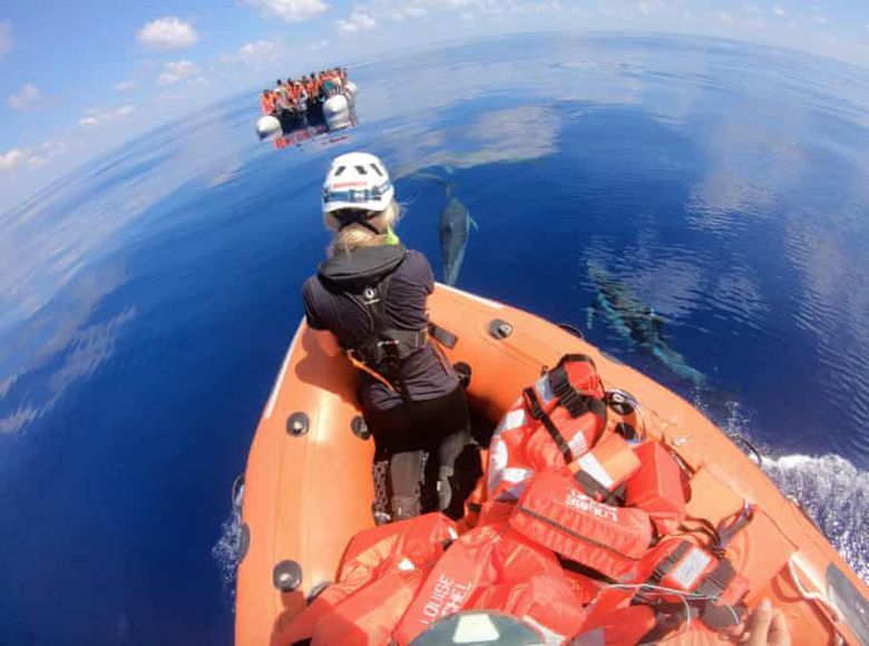 영국의 ‘얼굴없는 작가’ 뱅크시가 자금을 지원한 난민 구조선에서 내려온 보트가 바다를 떠 도는 난민에게 접근하고 있다