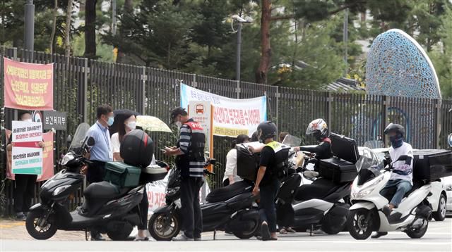 공무원 도시락 배달 행렬  - 배달원들이 31일 정부세종청사 출입구 앞에서 음식 배달을 주문한 공무원들을 기다리고 있다. 앞서 중앙재난안전대책본부는 코로나19 감염 확산 예방을 위한 국민 행동지침 중 하나로 식사 때 음식점에서 먹는 대신 배달 음식을 활용할 것을 권고했다.세종 뉴스1