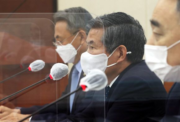 답변하는 정경두 국방부 장관 - 정경두 국방부 장관이 1일 오전 서울 여의도 국회에서 열린 국방위원회 전체회의에서 의원질의에 답변하고 있다. 2020.9.1 연합뉴스