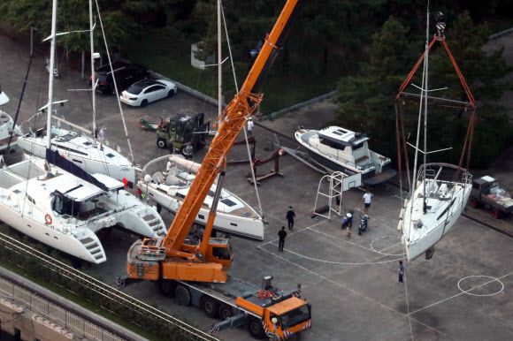 강한 태풍 마이삭 북상 요트 대피 - 제9호 태풍 ‘마이삭’이 강한 태풍으로 발달한 30일 부산 해운대구 수영만요트경기장에서 대형 크레인이 요트를 육상으로 옮기고 있다. 2020.8.30 연합뉴스