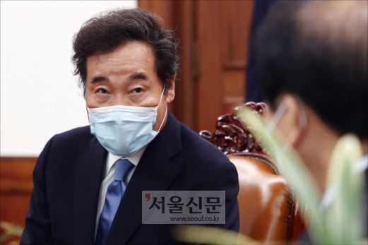 이낙연 더불어민주당 대표가 31일 오후 서울 여의도 국회에서 박병석 국회의장을 예방하고 있다. 2020. 8. 31 김명국 선임기자 daunso@seoul.co.kr
