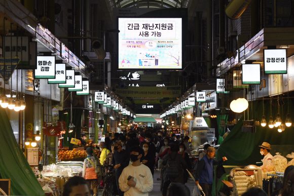 26일 서울 망원시장이 시민들로 북적이고 있다. 신종 코로나바이러스 감염증(코로나19) 사태로 꽁꽁 얼어붙었던 소비심리가 일단 지표상 5월에 다소 회복된 것으로 나타났다. 재난지원금 지급, 3차 추가경정예산 등 정부의 코로나19 관련 경기 부양책에 대한 기대가 반영된 것으로 해석된다. 한국은행이 이날 발표한 ‘2020년 5월 소비자동향조사’ 결과를 보면, 이달 소비자심리지수(CCSI)는 4월보다 6.8포인트(p) 오른 77.6으로 집계됐다. 2020.5.26 오장환 기자 5zzang@seoul.co.kr