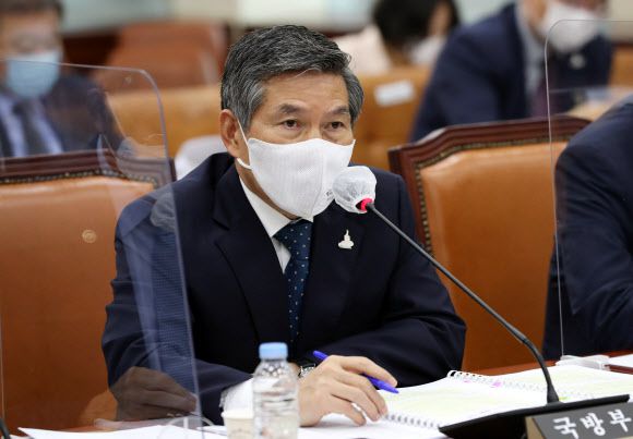 답변하는 정경두 국방부 장관 - 정경두 국방부 장관이 1일 오전 서울 여의도 국회에서 열린 국방위원회 전체회의에서 의원질의에 답변하고 있다. 2020.9.1 연합뉴스