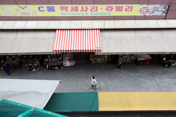발길 끊긴 시장  - 서울시가 오는 6일까지를 ‘1000만 시민 멈춤 주간’으로 정한 가운데 31일 오후 서울 남대문시장이 눈에 띄게 줄어든 고객들로 인해 한산한 모습을 보이고 있다.연합뉴스