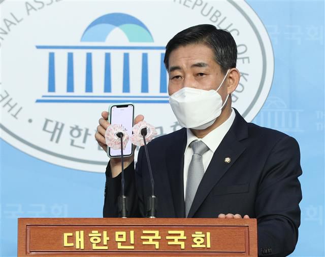 신원식 ‘秋아들 병가 근거 기록 없다’ - 신원식 미래통합당 의원이 2일 오전 서울 여의도 국회 소통관에서 기자회견을 열고 추미애 법무부 장관의 아들 서모씨 휴가와 관련해 A대위 통화 녹취록을 공개하고 있다. 2020.9.2./뉴스1