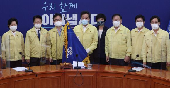 31일 오후 국회 더불어민주당 대표회의실에서 당기전달식이 열린 가운데 이낙연 당대표가 김영주 전국대의원대회 의장에게 당기를 전달 받고 최고위원들과 기념촬영을 하고 있다.(왼쪽부터) 양향자, 노웅래, 김종민, 이대표, 김의장, 김태년 원내대표, 염태영, 신동근  2020. 8. 31 김명국 선임기자 daunso@seoul.co.kr