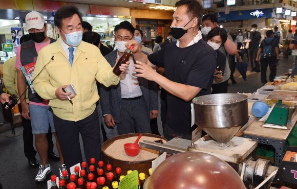 이낙연 더불어민주당 대표가 2일 오후 서울 마포구 망원시장을 방문해 코로나19로 어려움을 겪고 있는 상인들과 애로사항에 대해 대화하고 있다. 2020. 9. 2 김명국 선임기자 daunso@seoul.co.kr