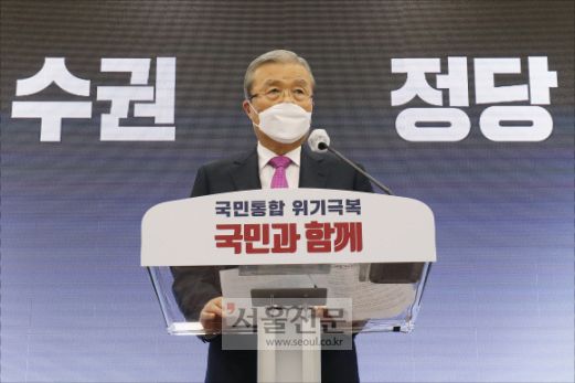 김종인 국민의힘 비대위원장이 3일 오전 서울 여의도 국회에서 비대위원장 취임 100일 기자회견을 갖고 있다. 2020. 9. 3 김명국 선임기자 daunso@seoul.co.kr