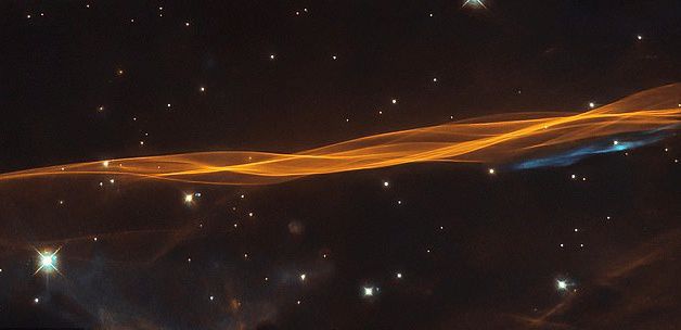 2만 년 전, 지구에서 2400광년 떨어진 백조자리 근방에서 폭발한 초신성의 잔해(충격파)가 허블우주망원경에 포착됐다