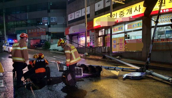 태풍 마이삭에 꺾여버린 신호등 - 2일 오후 태풍 ‘마이삭’의 영향으로 부산 영도구에서 파손된 신호등이 길가에 넘어져 있다. 2020.9.2 부산경찰청 제공