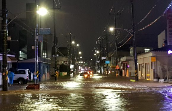1시간 강수량 124.5㎜…물난리 난 양양 - 제9호 태풍 ‘마이삭’의 영향으로 2일 오후 많은 비가 내린 강원 양양지역이 빗물에 잠겨 있다. 강원지방기상청에 따르면 양양에는 이날 오후 7시 25분부터 1시간 동안 무려 124.5㎜의 기록적인 폭우가 쏟아졌다. 2020.9.2 양양군 제공
