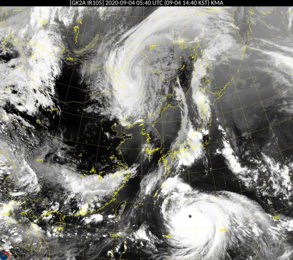 태풍의 눈이 확실하게 보이는 10호 태풍 하이선 - 천리안 2A 위성이 4일 오후 2시40분에 찍어서 보낸 동아시아 일대 사진에 제10호 태풍 하이선이 한반도로 향하는 모습이 담겨 있다. 하이선은 이날 오전 9시 현재 중심기압 935hPa, 중심 부근의 최대풍속 초속 49m로 매우 강한 태풍으로 발달한 채 시속 20㎞ 속도로 서북서진하고 있는 것으로 알려졌다. 2020.9.4.국가기상위성센터 제공