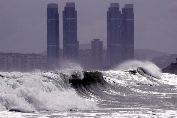 - 26일 부산 해운대해수욕장에서 제8호 태풍 ‘바비’가 몰고 온 거대한 파도가 해변을 덮치고 있다. 2020.8.26 연합뉴스