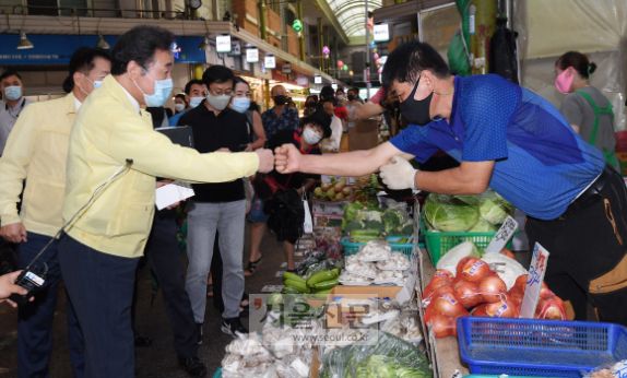 이낙연 더불어민주당 대표가 2일 오후 서울 마포구 망원시장을 방문해 코로나19로 어려움을 겪고 있는 상인들과 애로사항에 대해 대화하고 있다. 2020. 9. 2.김명국 선임기자 daunso@seoul.co.kr