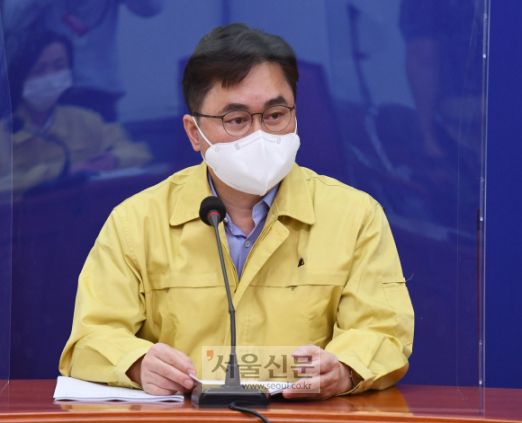 김종민 더불어민주당 최고위원이 31일 오후 서울 여의도 국회에서 열린 더불어민주당 최고위원회의에 참석하고 있다. 2020. 8. 31 김명국 선임기자 daunso@seoul.co.kr