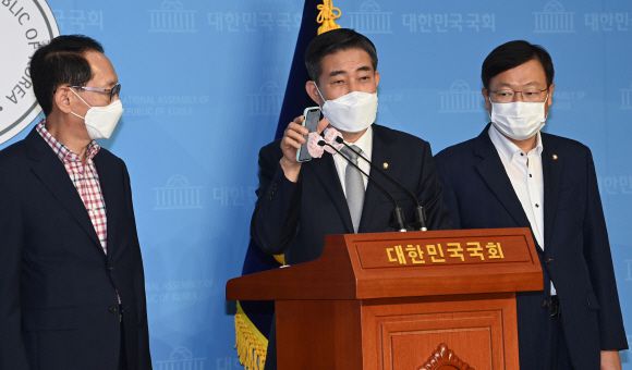 신원식 국민의힘(미래통합당) 의원이 2일 국회 소통관에서 추미애 법무부 장관 아들의 병가 연장 의혹과 관련해 “당시 추미애 의원 보좌관으로부터 전화가 왔다”는 부대 관계자의 녹취를 공개하고 있다. 왼쪽부터 김도읍 의원, 신 의원, 정점식 의원.김명국 선임기자 daunso@seoul.co.kr