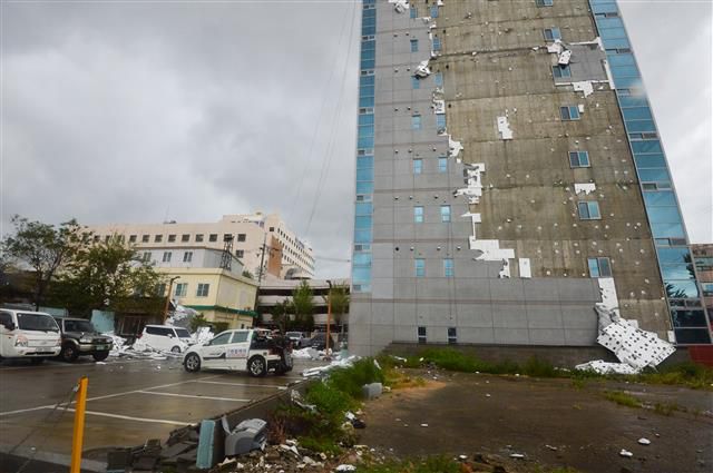 7일 오후 경북 포항시 북구 대신동 고층 건물 외벽이 10호 태풍 하이선에 동반된 강풍에 떨어져 주변을 흩어져 있다. 2020.9.7/뉴스1