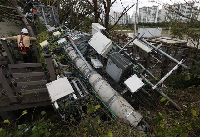 7일 오후 울산시 중구 내황배수장 인근 도로변에서 통신장비가 설치된 전봇대가 제10호 태풍 ‘하이선(HAISHEN)’의 영향으로 넘어져 있다. 2020.9.7/뉴스1