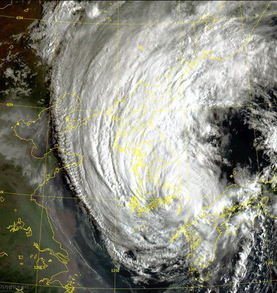 10호 태풍 하이선, 강한 세력 유지하며 북상 - 천리안 2A 기상위성이 7일 오전 8시 10분 촬영한 10호 태풍 하이선의 모습. 하이선은 강한 세력을 유지하며 북상하며 부산 인근을 지나 한반도 동부 지역에 많은 비와 바람 피해를 줄 것으로 기상청은 예보하고 있다. 국가기상위성센터 제공