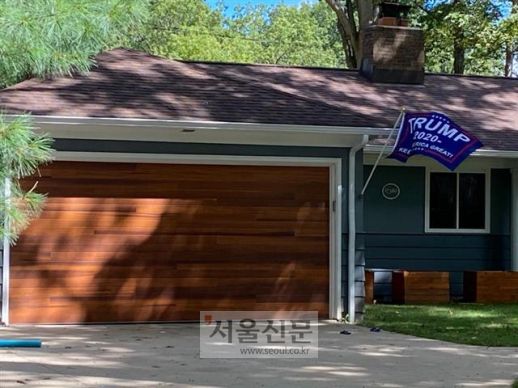 6일(현지시간) 오하이오주 웨스트레이크의 한 집에 트럼프 대통령 지지 플래카드가 걸려 있다. 웨스트레이크 이경주 특파원 kdlrudwn@seoul.co.kr