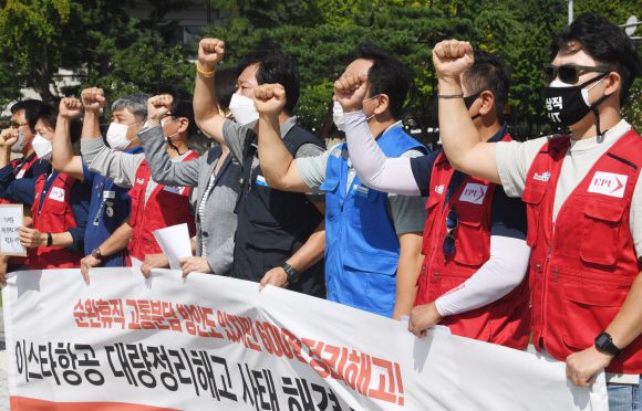 8일 오전 서울 종로구 청와대 사랑채 앞에서 열린 이스타항공 대량 정리해고 통보 규탄 기자회견에서 민주노총 전국공공운수노동조합 관계자들이 구호를 외치고 있다. 2020.9.8  김명국선임기자 daunso@seoul.co.kr
